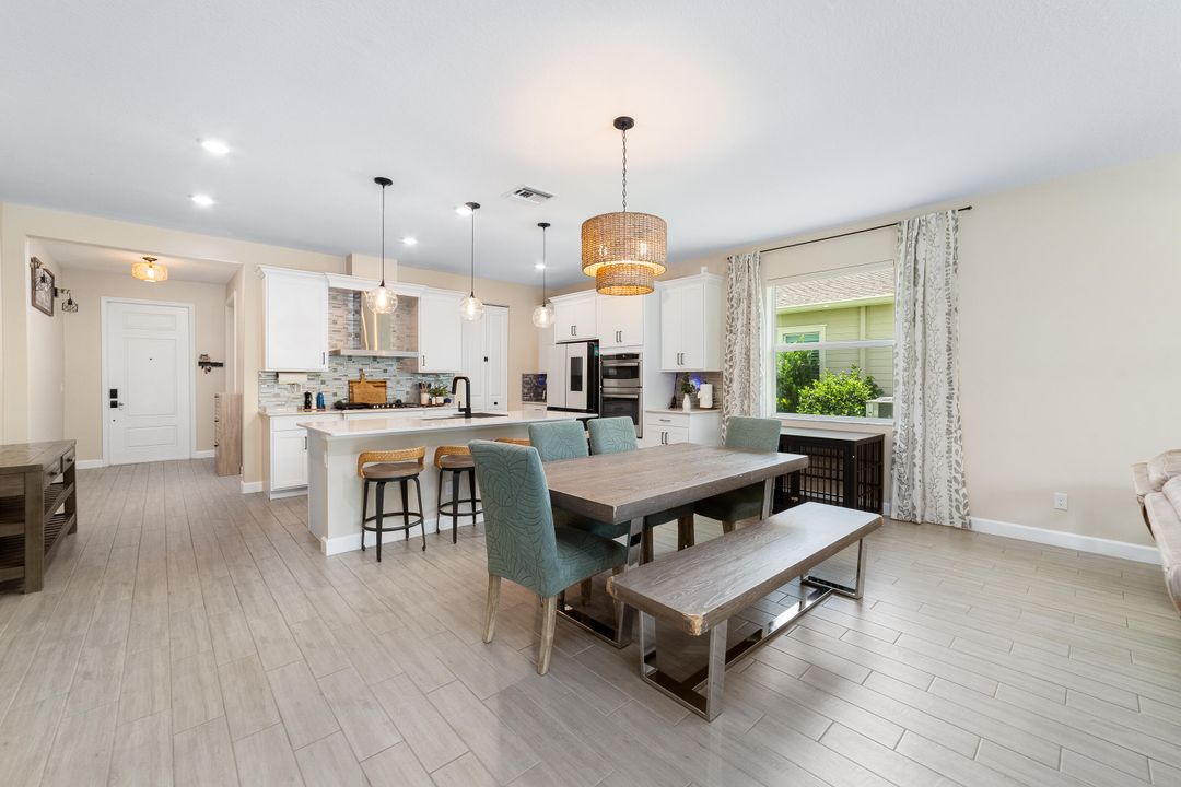 合同活跃: $875,000 (5 贝兹, 3 浴室, 3332 平方英尺)