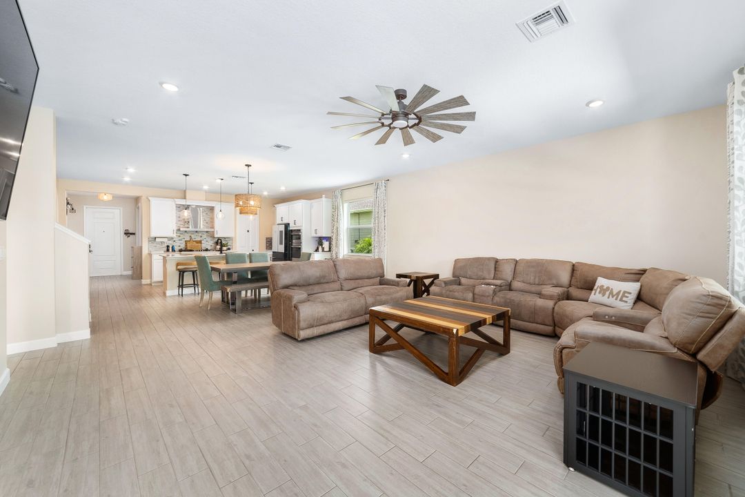 合同活跃: $875,000 (5 贝兹, 3 浴室, 3332 平方英尺)