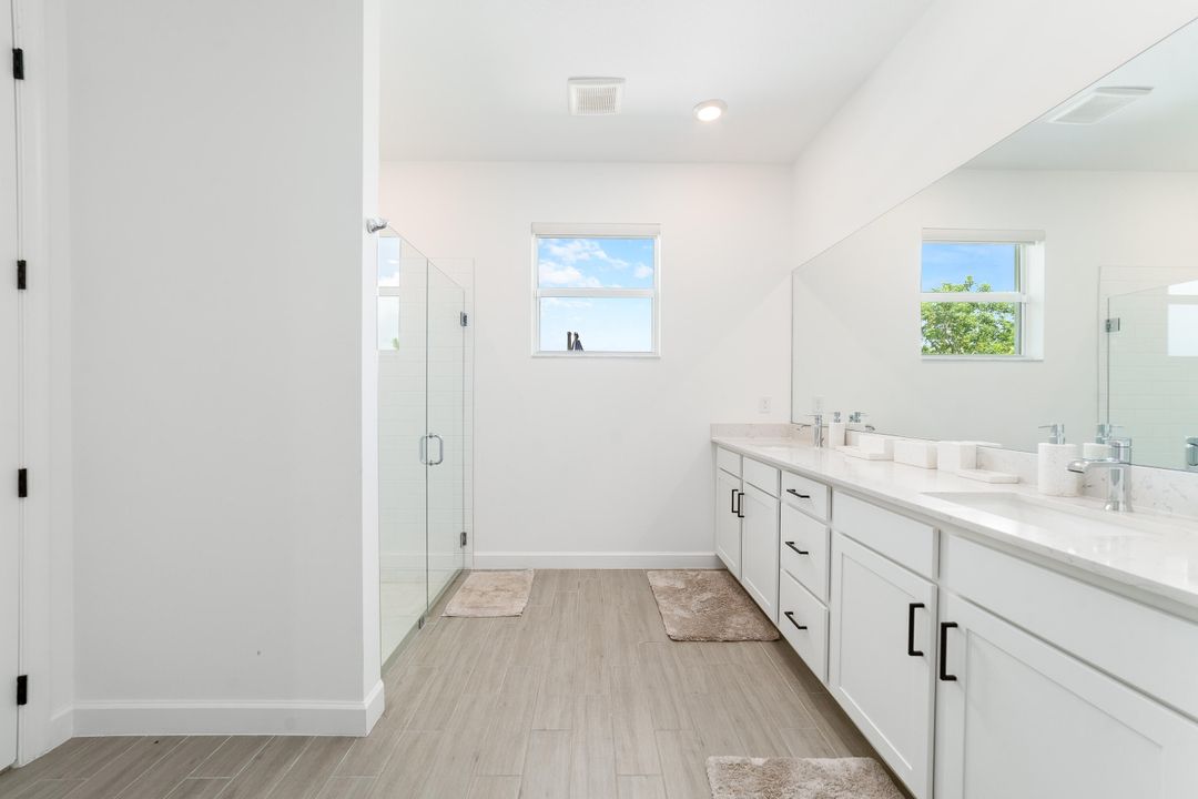 合同活跃: $875,000 (5 贝兹, 3 浴室, 3332 平方英尺)