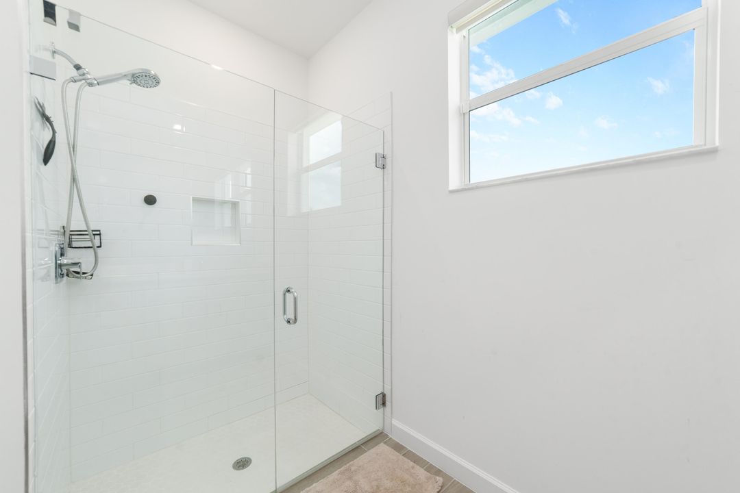 合同活跃: $875,000 (5 贝兹, 3 浴室, 3332 平方英尺)