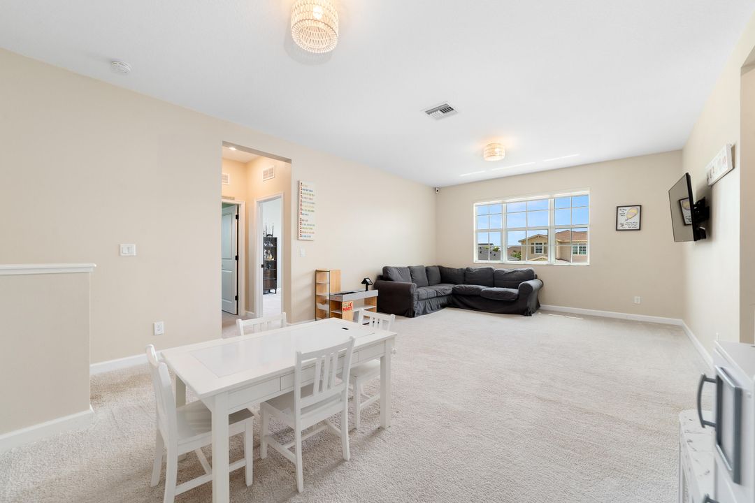 合同活跃: $875,000 (5 贝兹, 3 浴室, 3332 平方英尺)