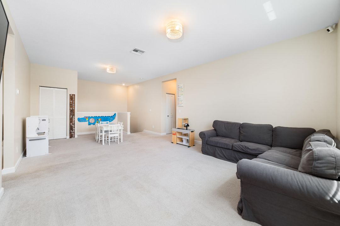 合同活跃: $875,000 (5 贝兹, 3 浴室, 3332 平方英尺)