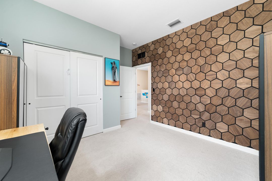 合同活跃: $875,000 (5 贝兹, 3 浴室, 3332 平方英尺)