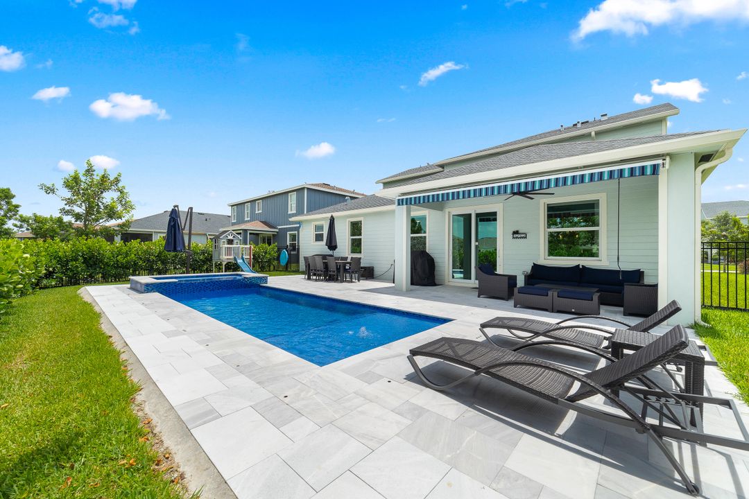 合同活跃: $875,000 (5 贝兹, 3 浴室, 3332 平方英尺)