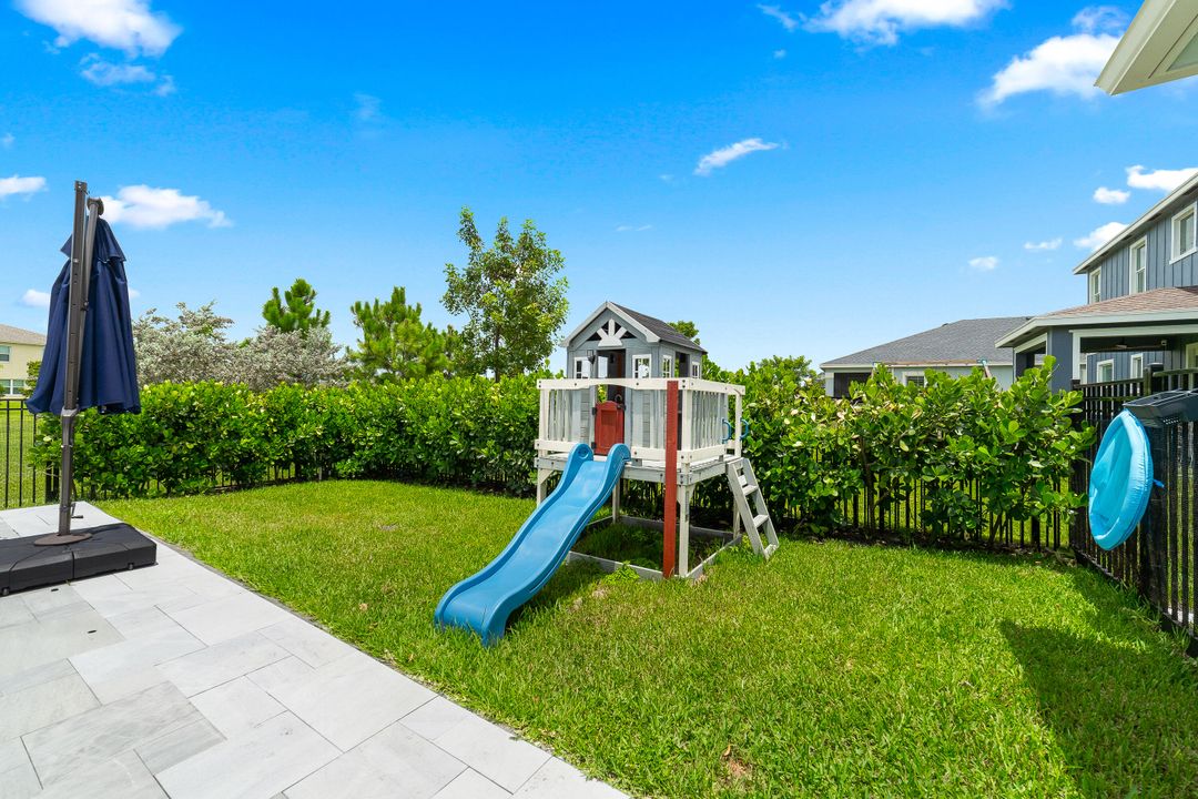 合同活跃: $875,000 (5 贝兹, 3 浴室, 3332 平方英尺)