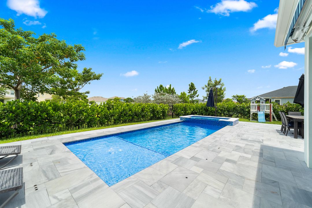 合同活跃: $875,000 (5 贝兹, 3 浴室, 3332 平方英尺)