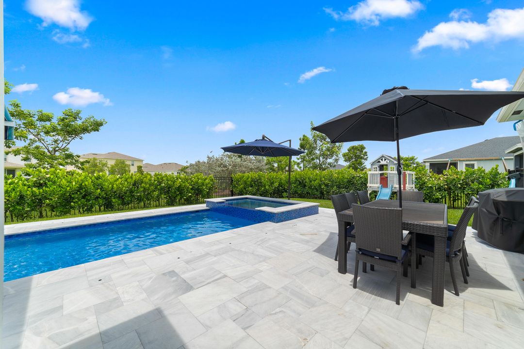 合同活跃: $875,000 (5 贝兹, 3 浴室, 3332 平方英尺)