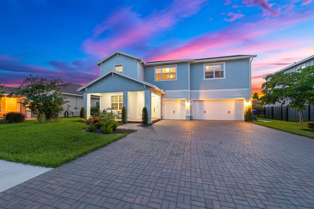 合同活跃: $875,000 (5 贝兹, 3 浴室, 3332 平方英尺)