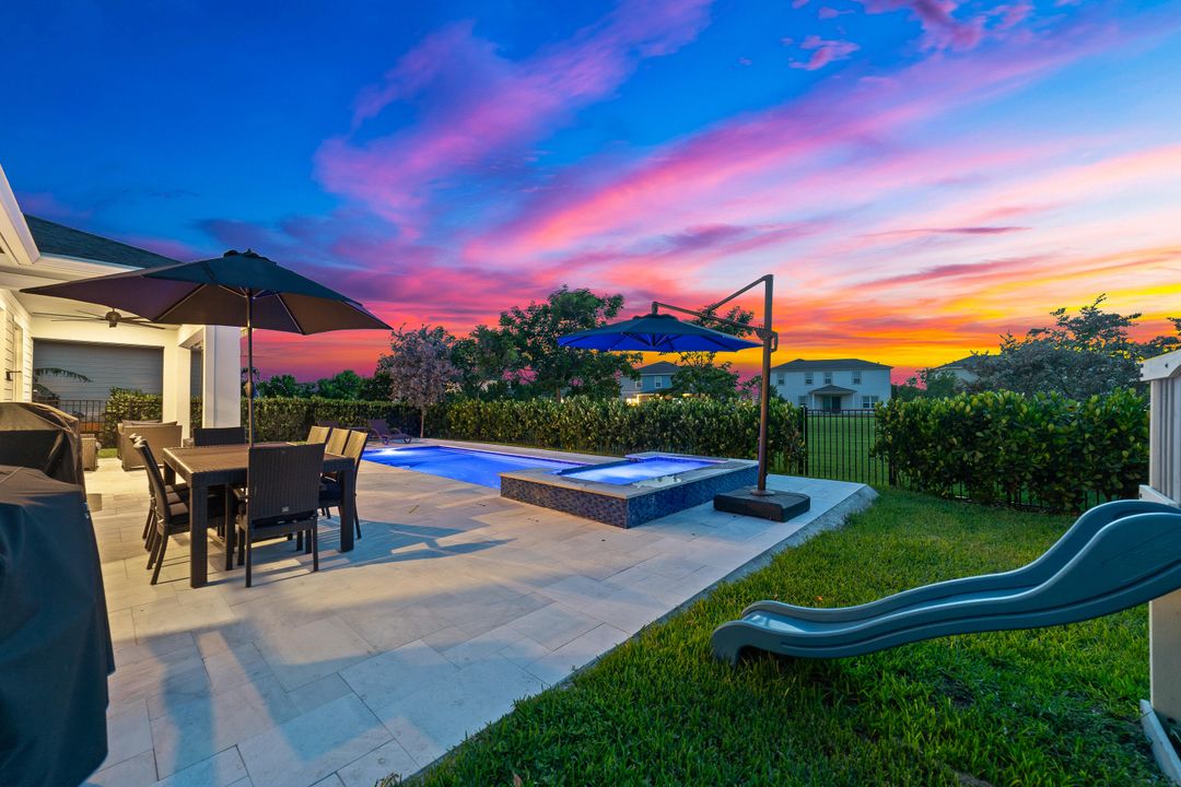 合同活跃: $875,000 (5 贝兹, 3 浴室, 3332 平方英尺)