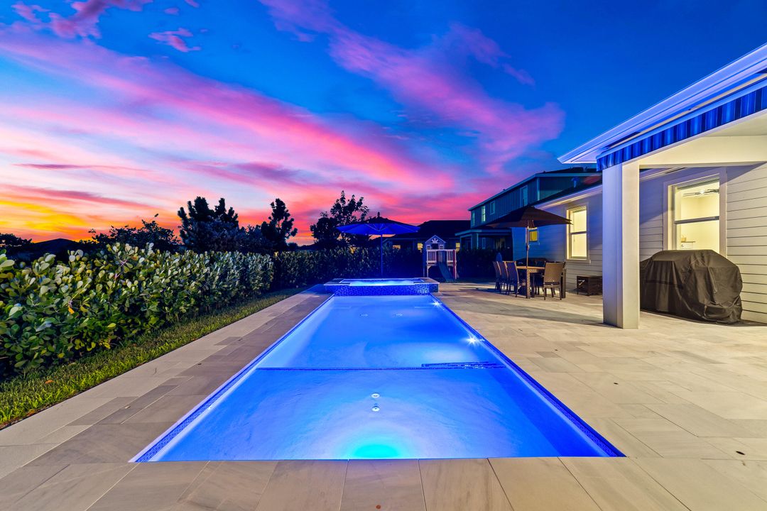 合同活跃: $875,000 (5 贝兹, 3 浴室, 3332 平方英尺)