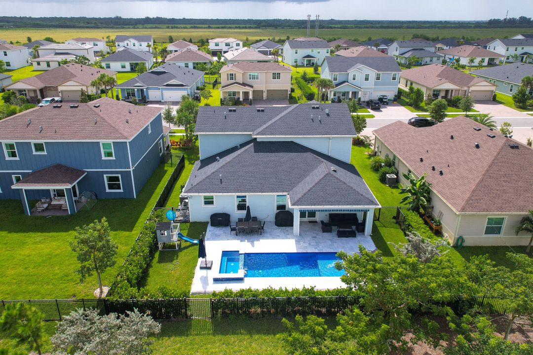 合同活跃: $875,000 (5 贝兹, 3 浴室, 3332 平方英尺)