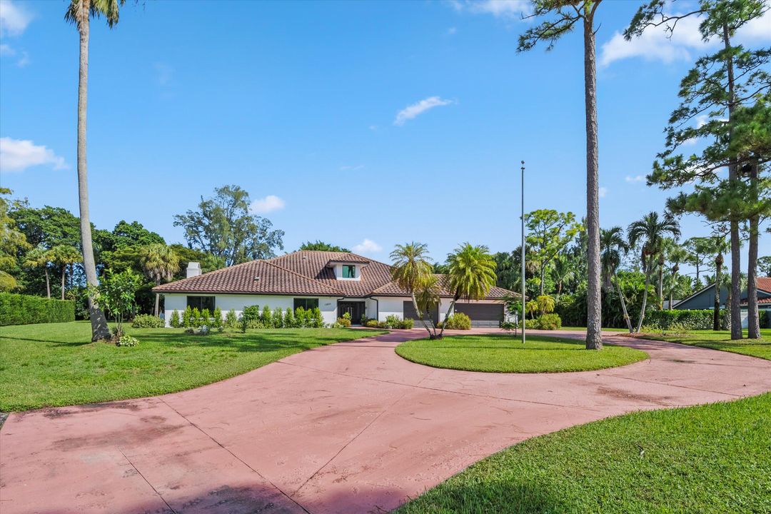 Под контрактом: $1,900,000 (6 спален, 6 ванн, 4292 Квадратных фут)