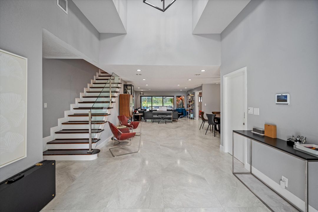 Под контрактом: $1,900,000 (6 спален, 6 ванн, 4292 Квадратных фут)