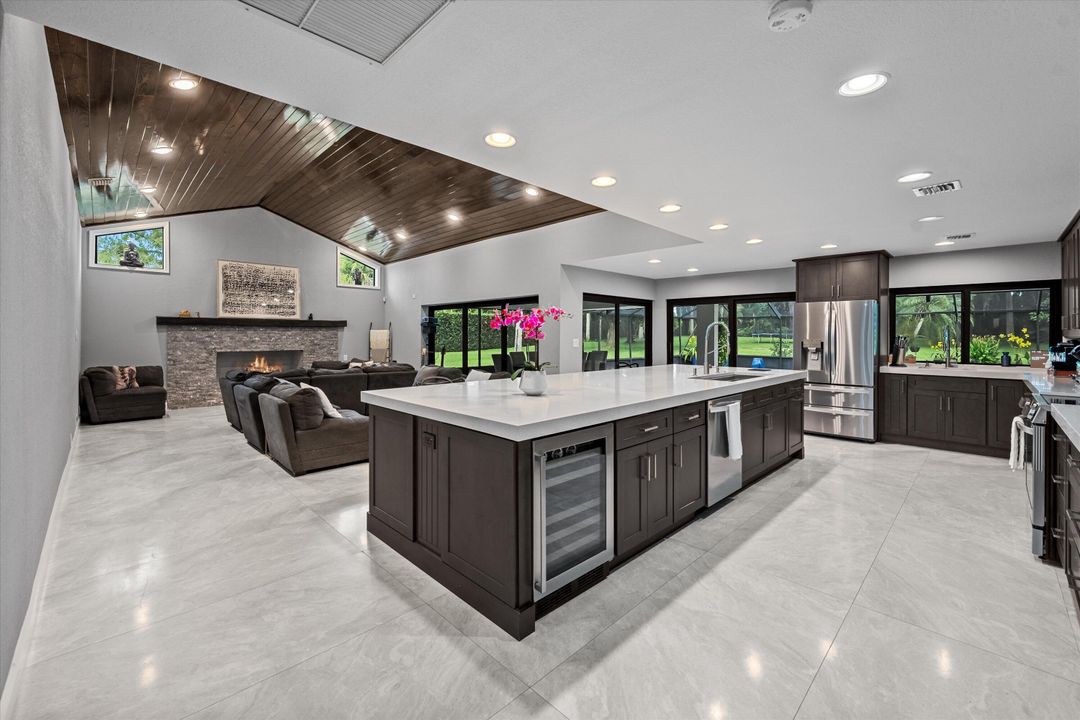 Под контрактом: $1,900,000 (6 спален, 6 ванн, 4292 Квадратных фут)