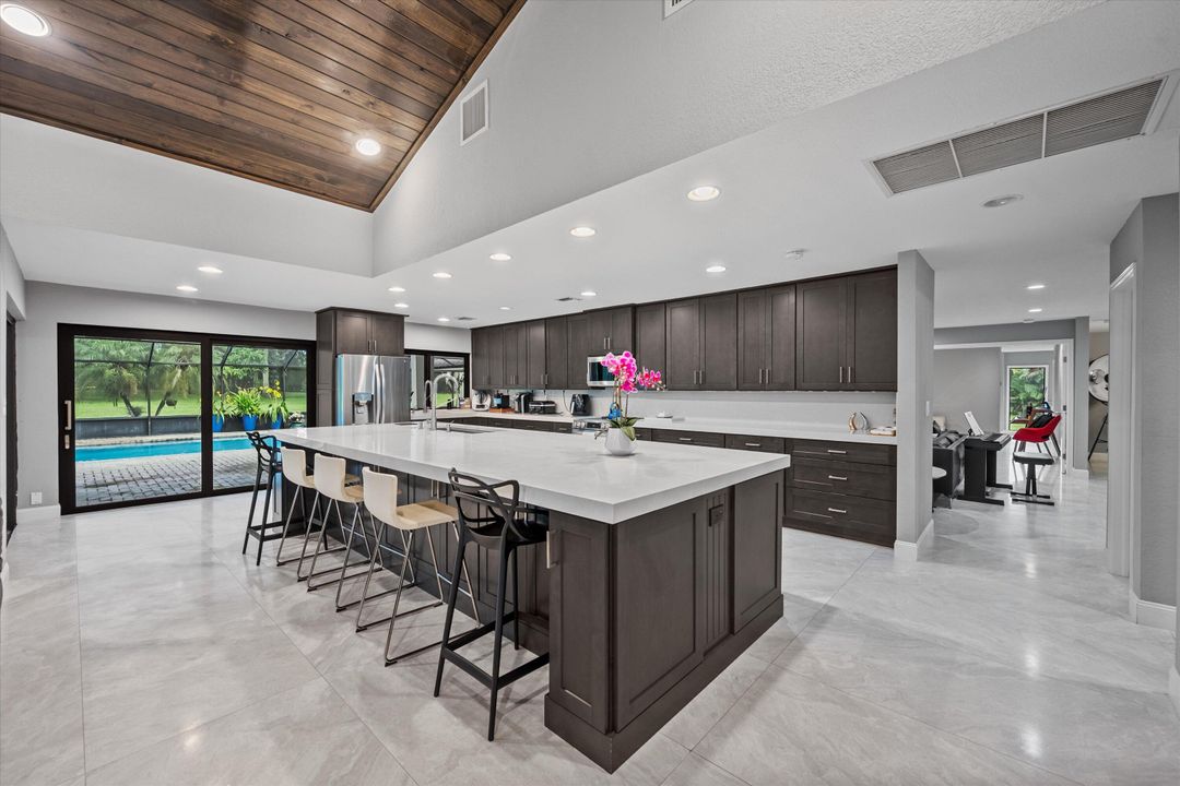 Под контрактом: $1,900,000 (6 спален, 6 ванн, 4292 Квадратных фут)