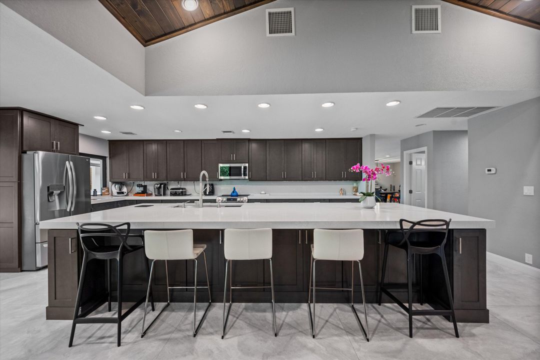 Под контрактом: $1,900,000 (6 спален, 6 ванн, 4292 Квадратных фут)