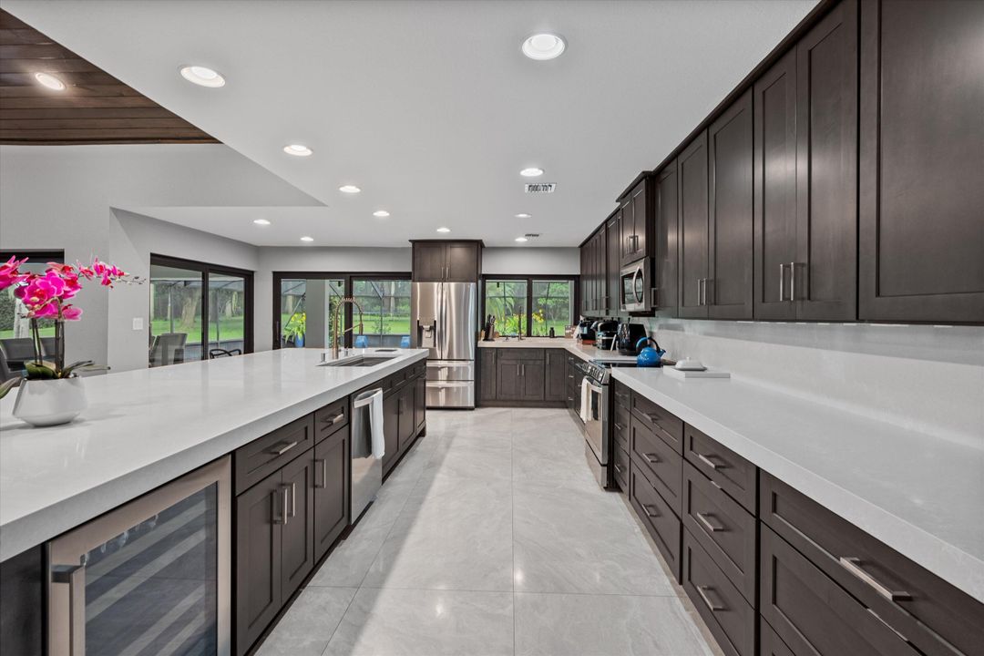 Под контрактом: $1,900,000 (6 спален, 6 ванн, 4292 Квадратных фут)