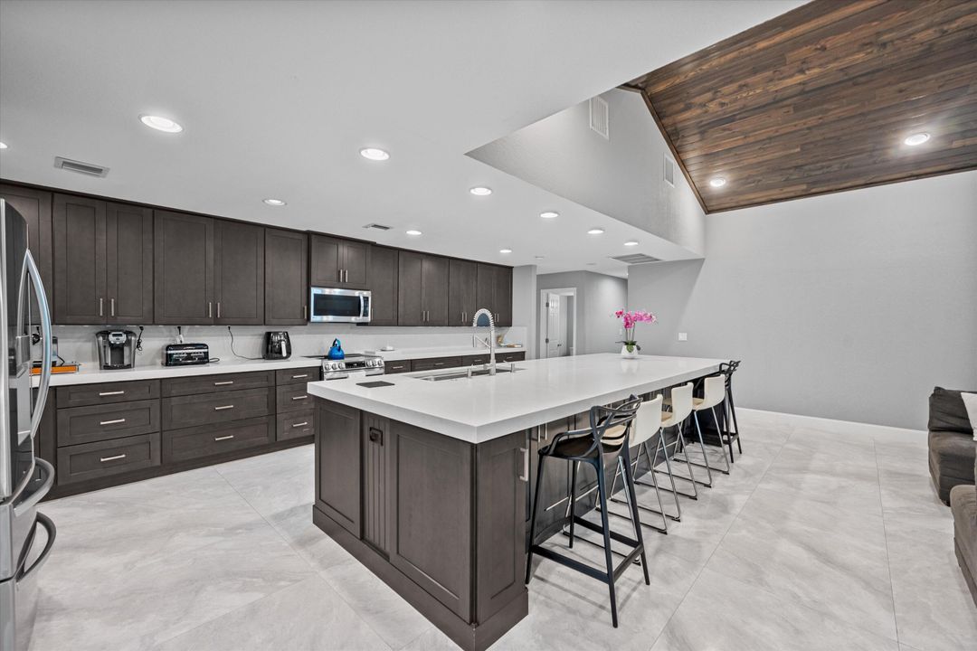 Под контрактом: $1,900,000 (6 спален, 6 ванн, 4292 Квадратных фут)