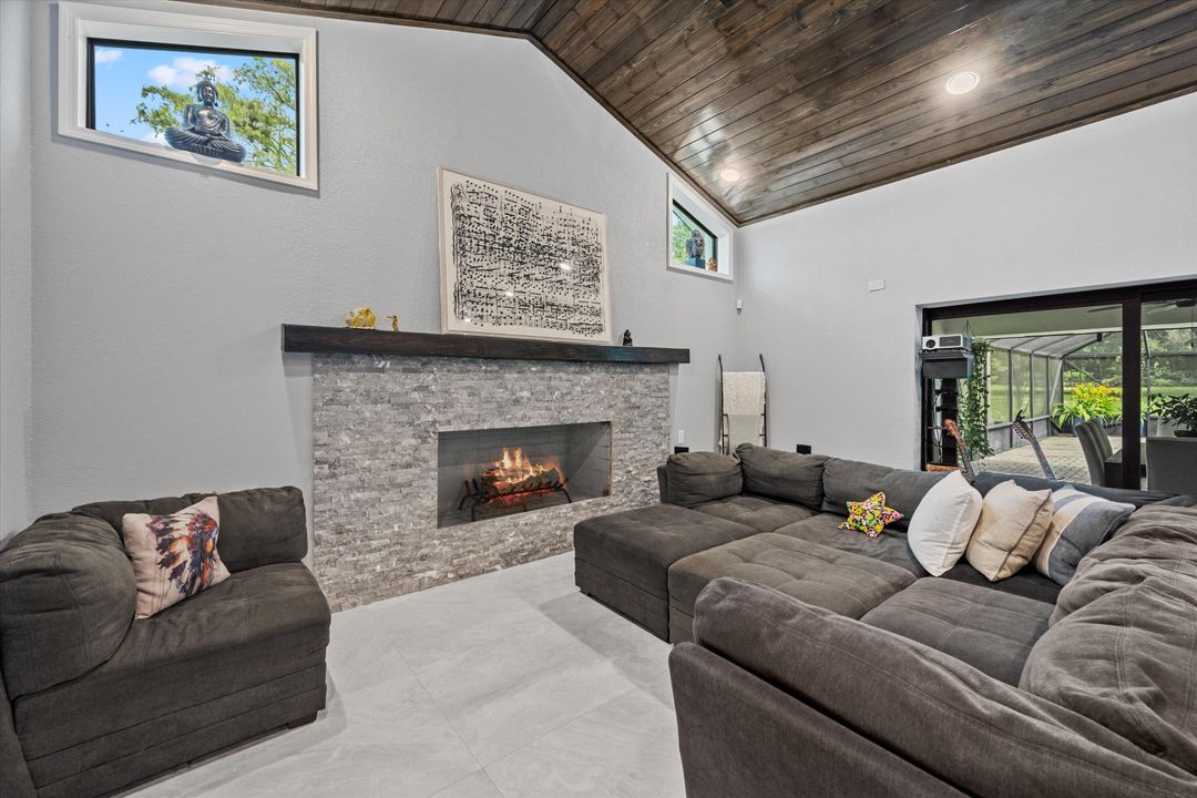 Под контрактом: $1,900,000 (6 спален, 6 ванн, 4292 Квадратных фут)