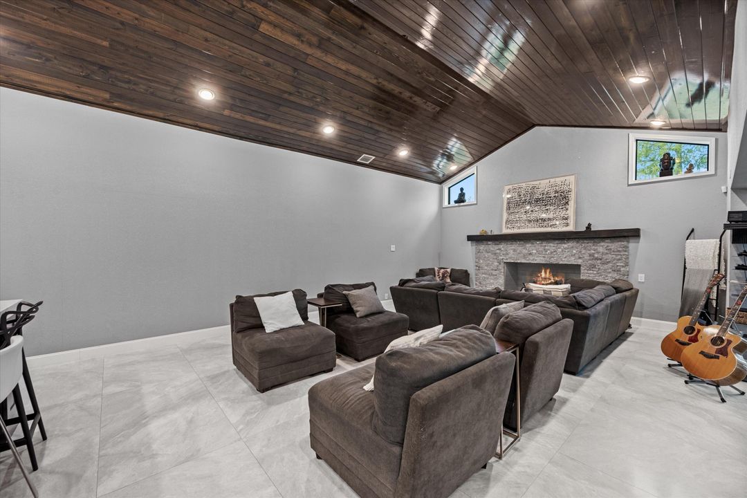 Под контрактом: $1,900,000 (6 спален, 6 ванн, 4292 Квадратных фут)