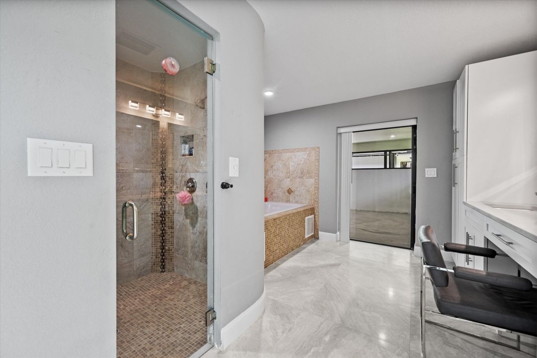 Под контрактом: $1,900,000 (6 спален, 6 ванн, 4292 Квадратных фут)