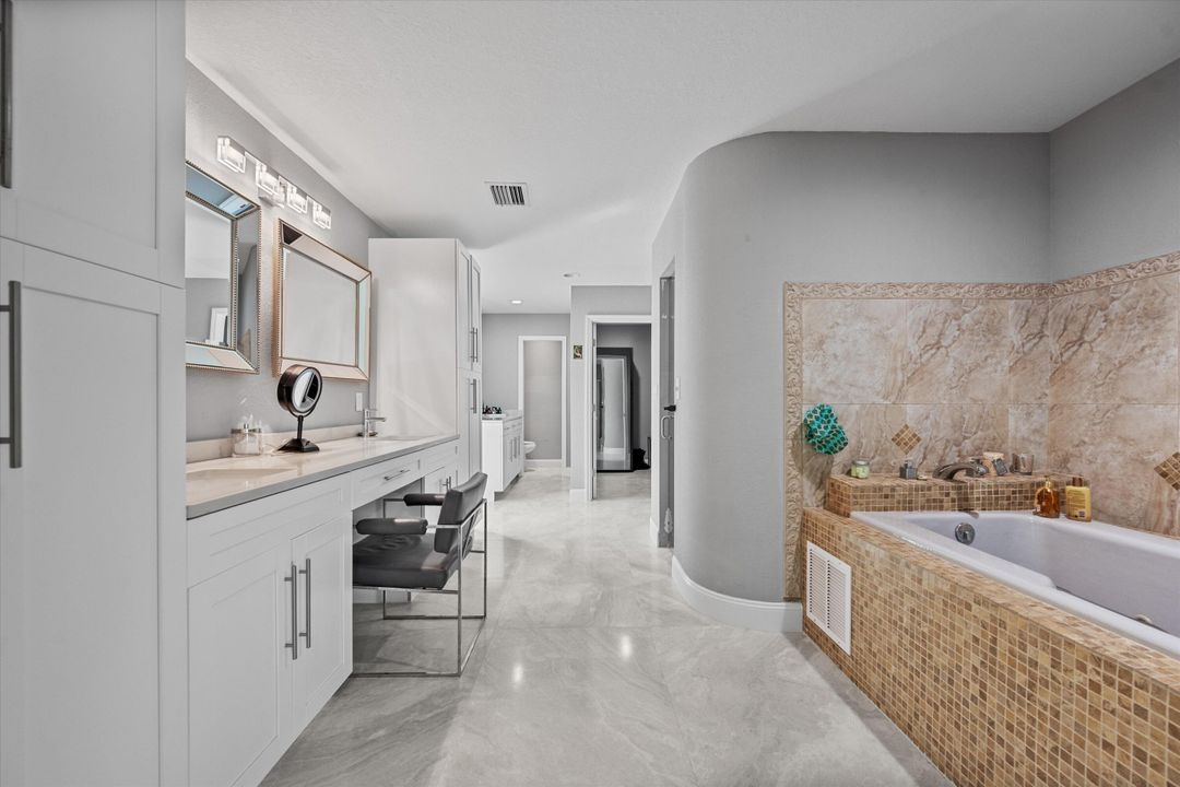 Под контрактом: $1,900,000 (6 спален, 6 ванн, 4292 Квадратных фут)