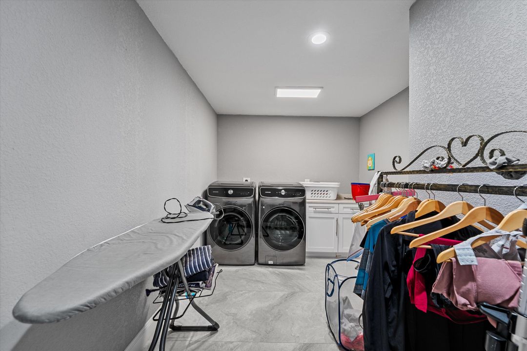 Под контрактом: $1,900,000 (6 спален, 6 ванн, 4292 Квадратных фут)