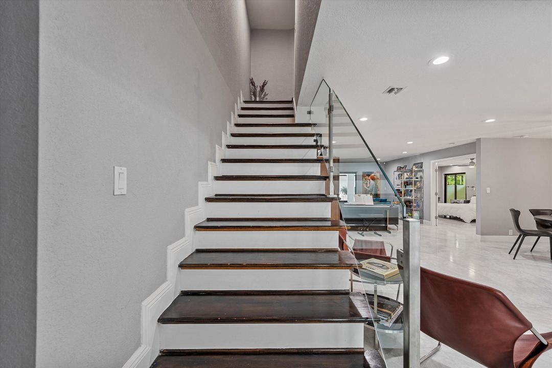 Под контрактом: $1,900,000 (6 спален, 6 ванн, 4292 Квадратных фут)