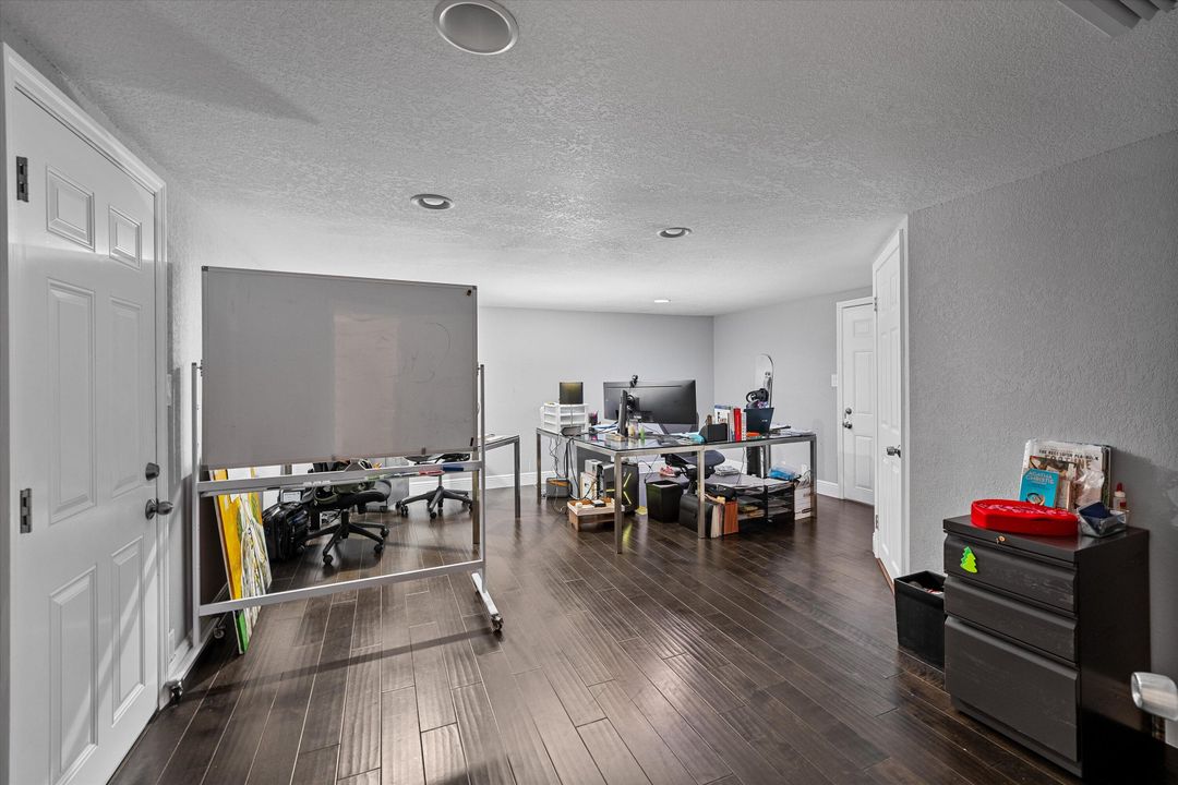 Под контрактом: $1,900,000 (6 спален, 6 ванн, 4292 Квадратных фут)