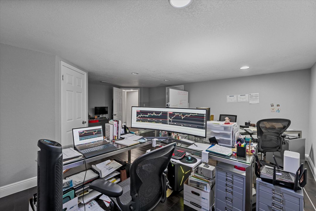 Под контрактом: $1,900,000 (6 спален, 6 ванн, 4292 Квадратных фут)