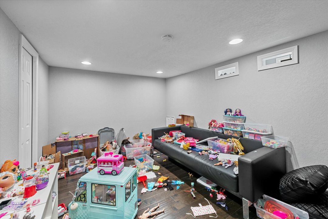 Под контрактом: $1,900,000 (6 спален, 6 ванн, 4292 Квадратных фут)