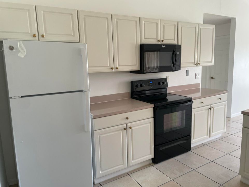 Под контрактом: $2,300 (3 спален, 2 ванн, 1601 Квадратных фут)