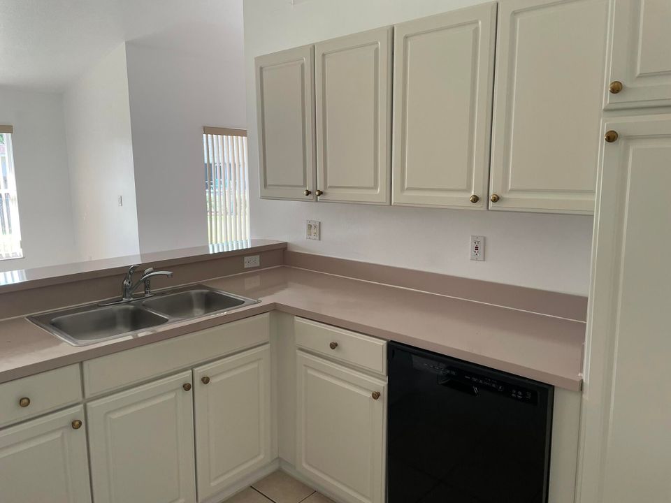 Под контрактом: $2,300 (3 спален, 2 ванн, 1601 Квадратных фут)