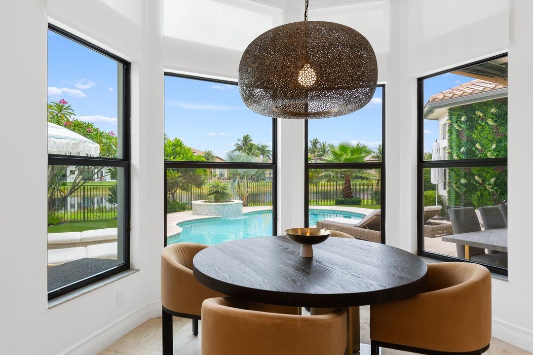 合同活跃: $1,995,000 (3 贝兹, 3 浴室, 3352 平方英尺)