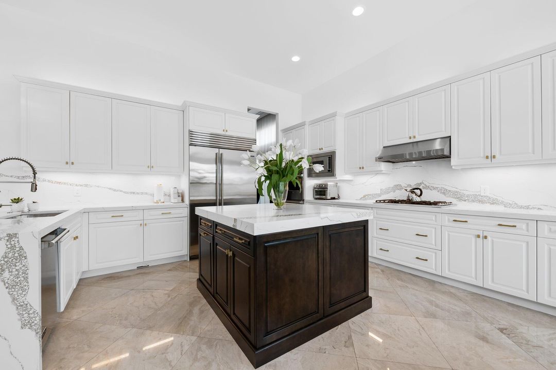 合同活跃: $1,995,000 (3 贝兹, 3 浴室, 3352 平方英尺)