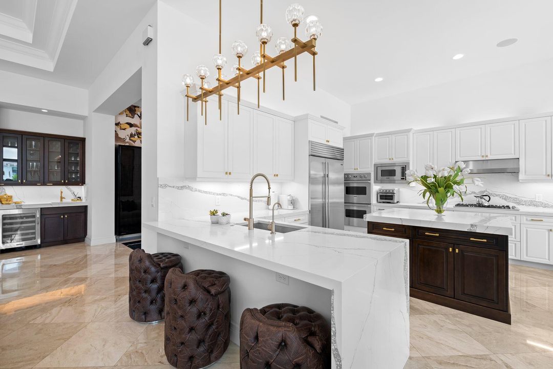 合同活跃: $1,995,000 (3 贝兹, 3 浴室, 3352 平方英尺)