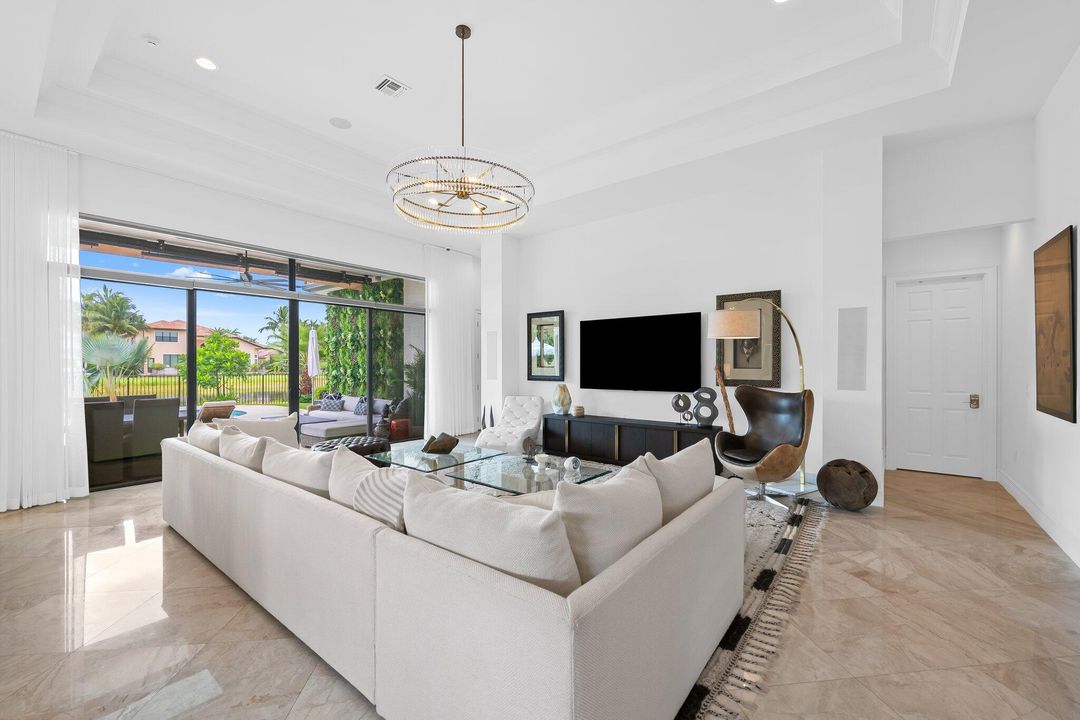 合同活跃: $1,995,000 (3 贝兹, 3 浴室, 3352 平方英尺)