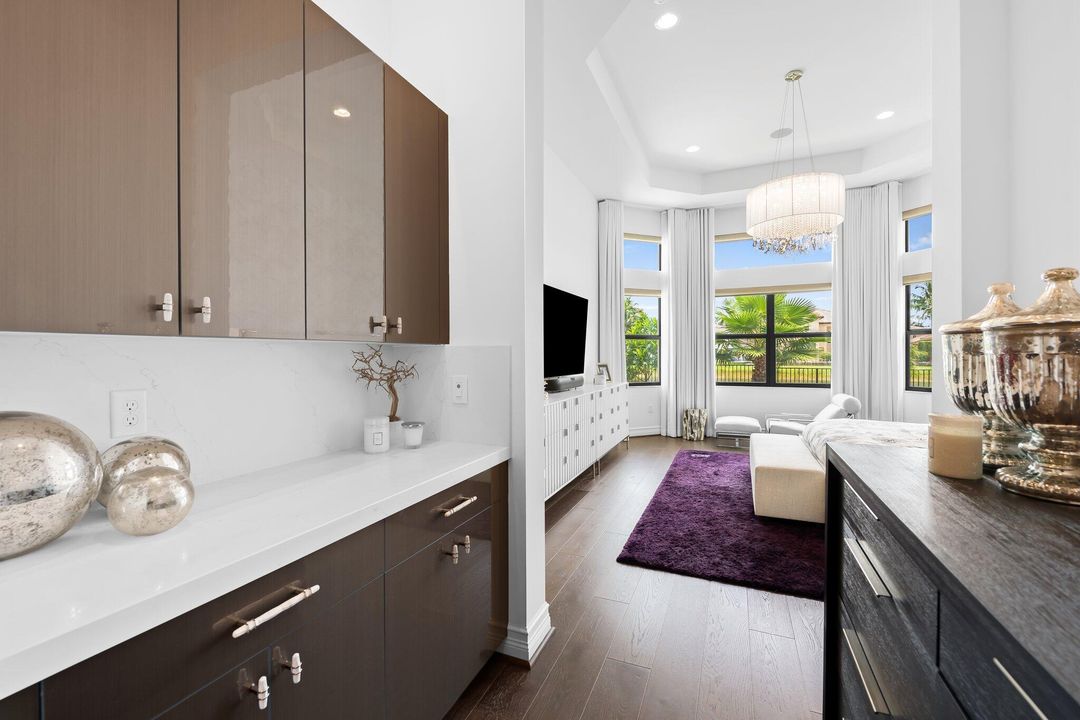 合同活跃: $1,995,000 (3 贝兹, 3 浴室, 3352 平方英尺)