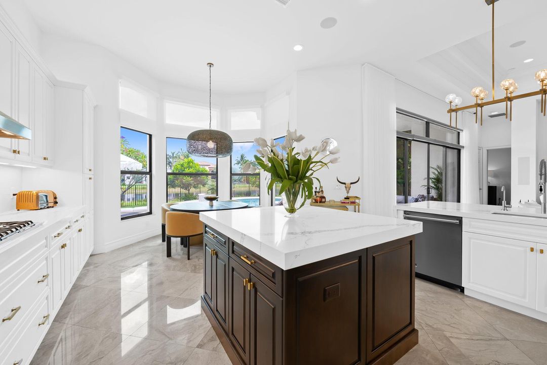 合同活跃: $1,995,000 (3 贝兹, 3 浴室, 3352 平方英尺)