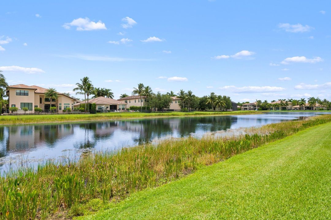 合同活跃: $1,995,000 (3 贝兹, 3 浴室, 3352 平方英尺)