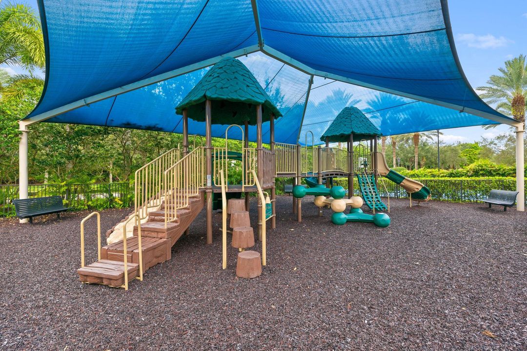 合同活跃: $1,995,000 (3 贝兹, 3 浴室, 3352 平方英尺)