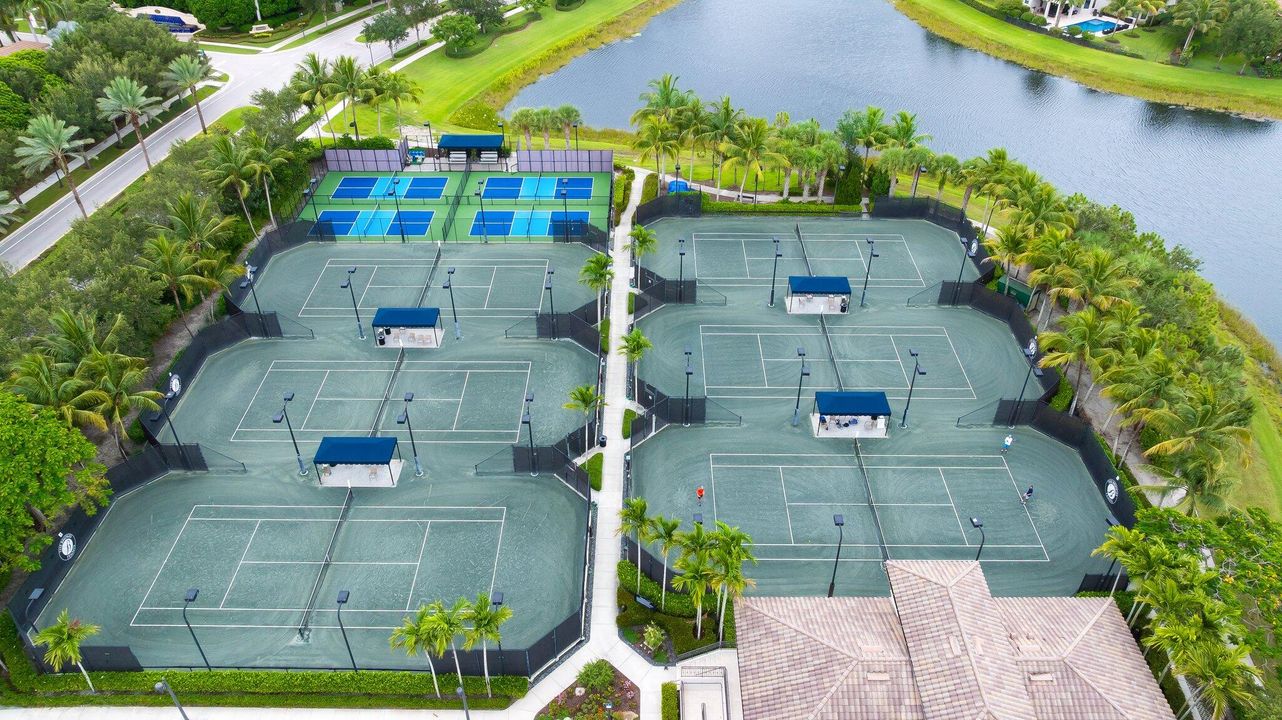 合同活跃: $1,995,000 (3 贝兹, 3 浴室, 3352 平方英尺)