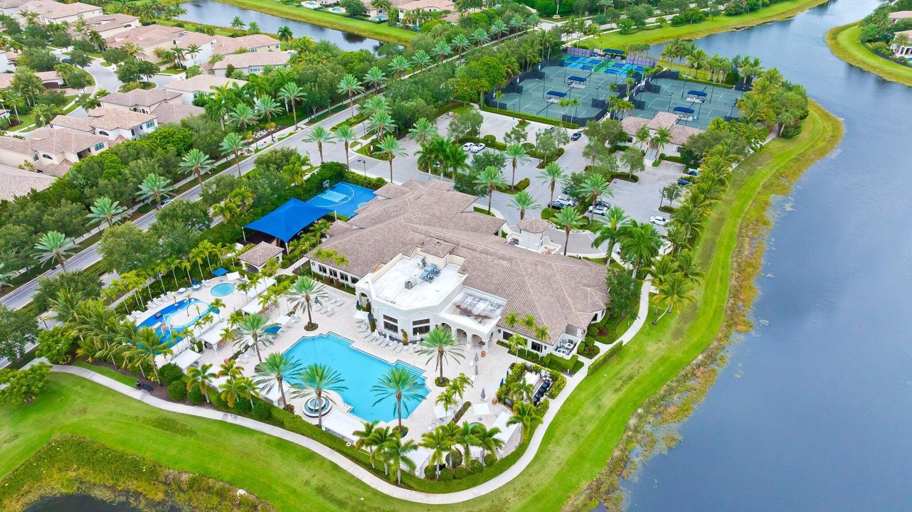 合同活跃: $1,995,000 (3 贝兹, 3 浴室, 3352 平方英尺)