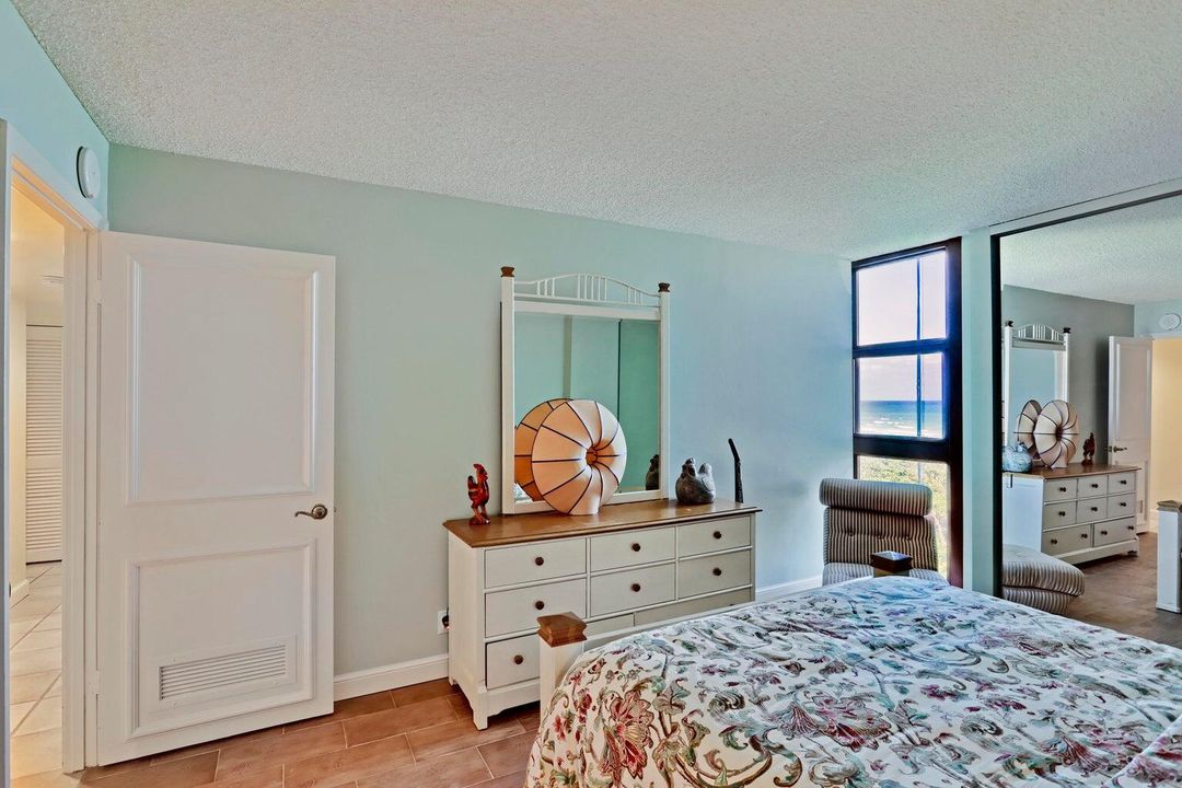 合同活跃: $10,000 (3 贝兹, 2 浴室, 2100 平方英尺)