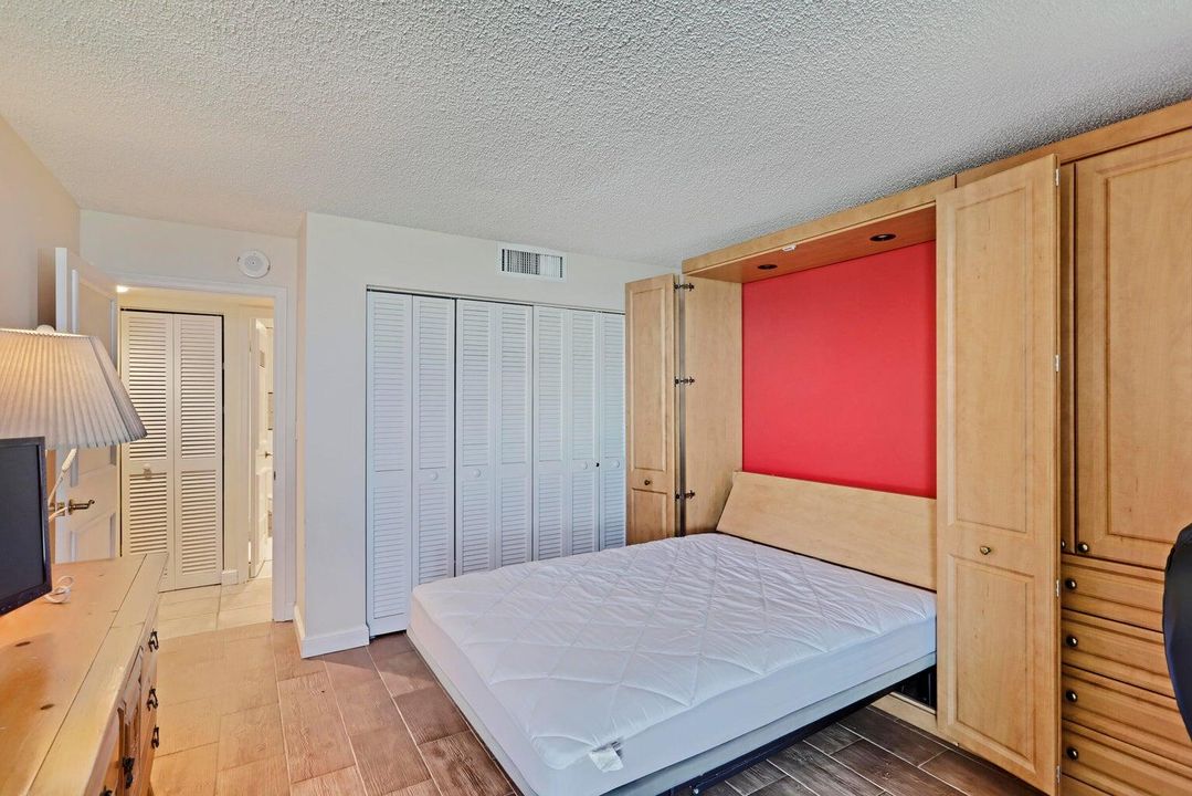 合同活跃: $10,000 (3 贝兹, 2 浴室, 2100 平方英尺)