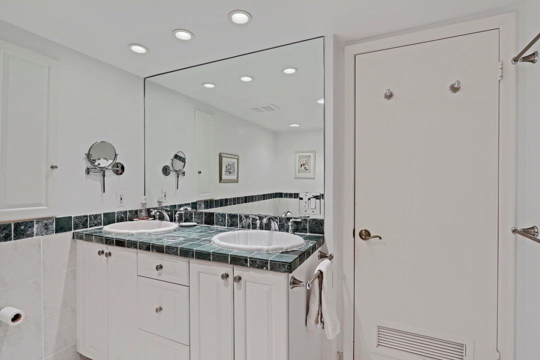 合同活跃: $10,000 (3 贝兹, 2 浴室, 2100 平方英尺)