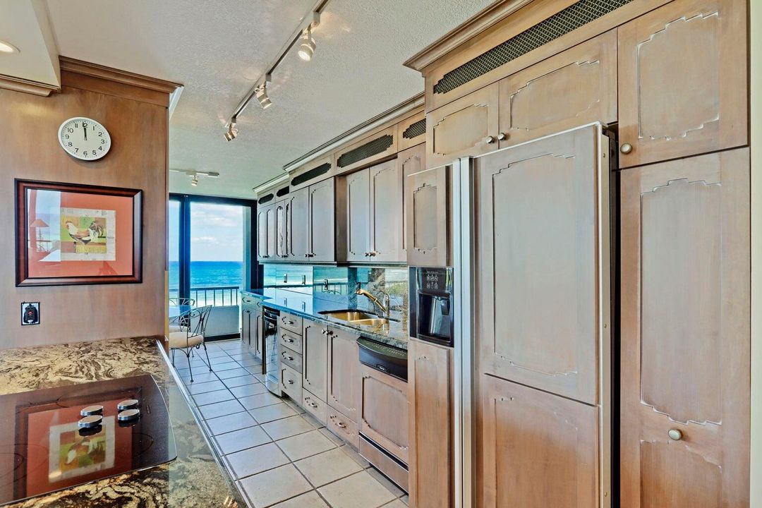 合同活跃: $10,000 (3 贝兹, 2 浴室, 2100 平方英尺)