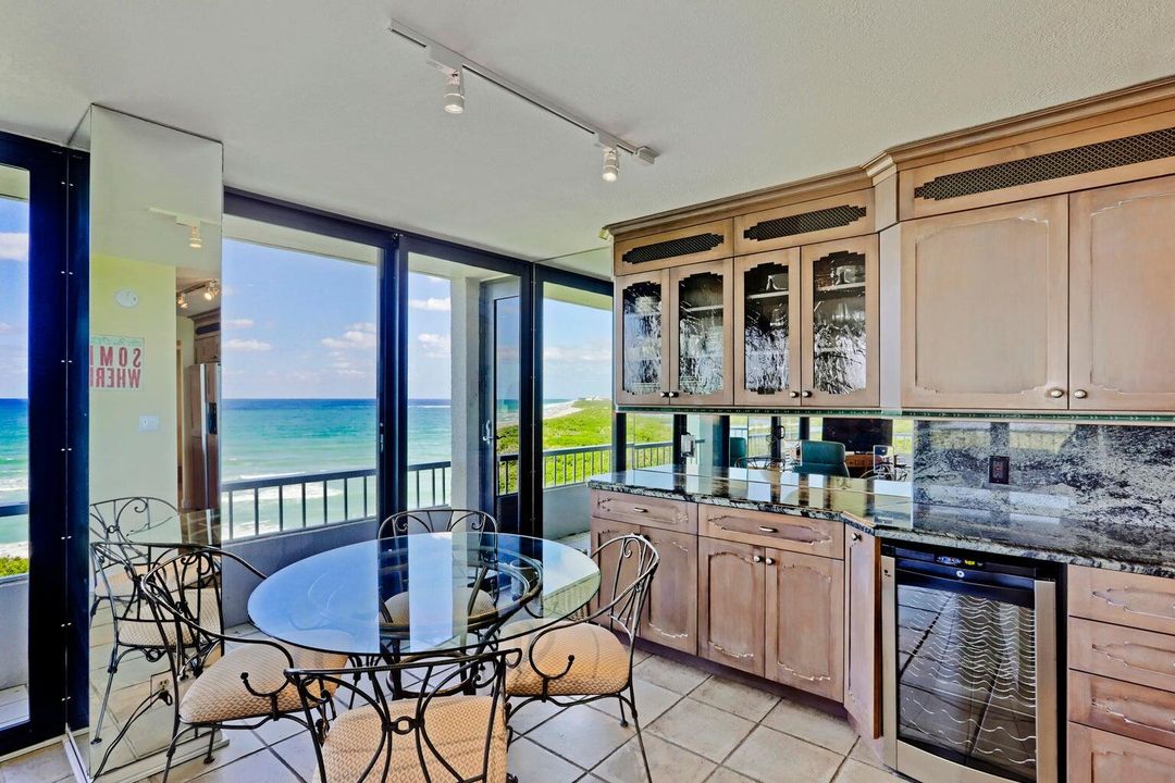 合同活跃: $10,000 (3 贝兹, 2 浴室, 2100 平方英尺)