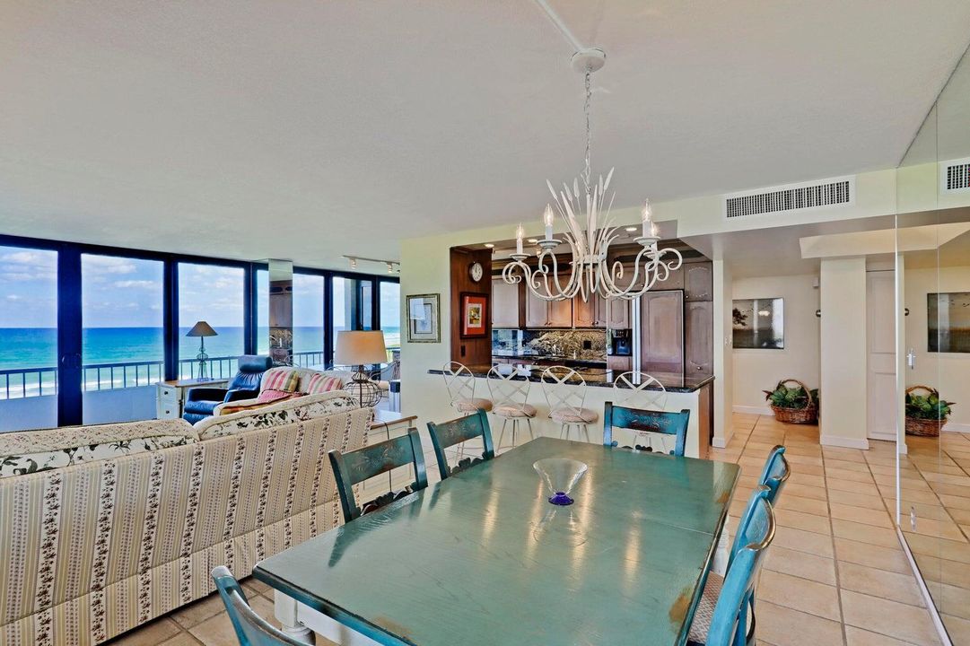 合同活跃: $10,000 (3 贝兹, 2 浴室, 2100 平方英尺)