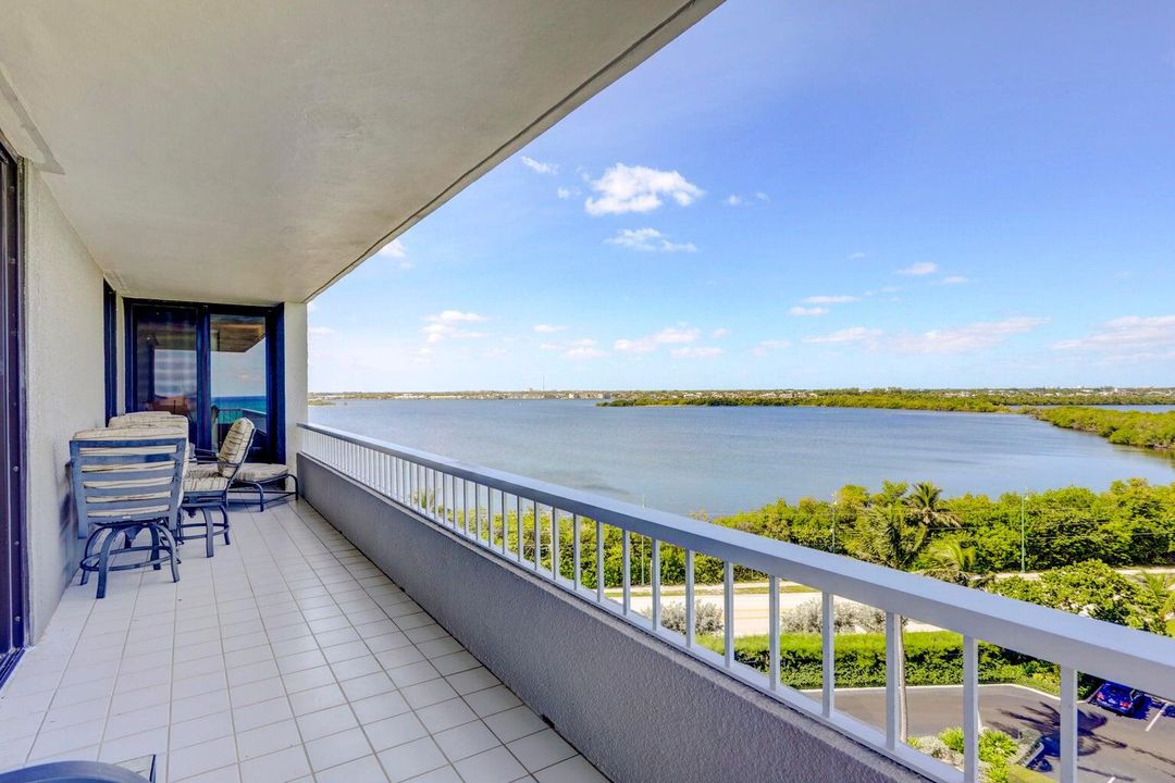 合同活跃: $10,000 (3 贝兹, 2 浴室, 2100 平方英尺)